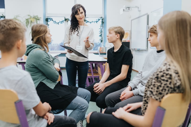 Edukacja emocjonalno-społeczna w praktyce – budowanie programów SEL w szkole